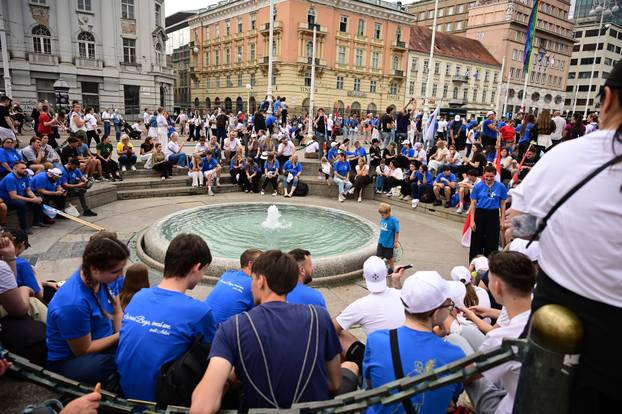 Zagreb: Dolazak hodočasnika Antunovskog hoda na Trg bana Josipa Jelačića