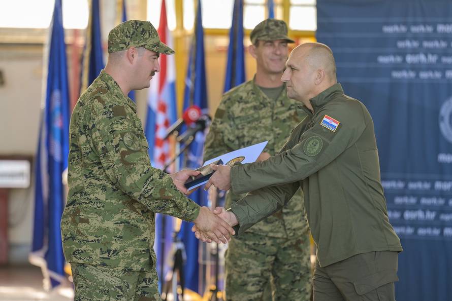 Hrvatske vojne protupožarne pilote pohvalili NATO i EU