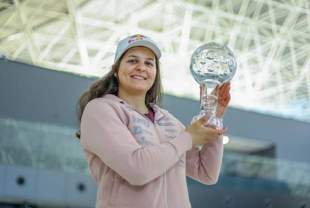 Dolazak Zrinke Ljutić iz SAD-a nakon osvajanja Malog kristalnog globusa