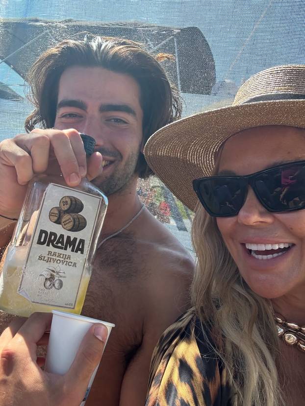 FOTO Brčkanje u bazenu, u ruci šampanjac! Maja objavila fotke iz Dubaija, s njome je i Šime...