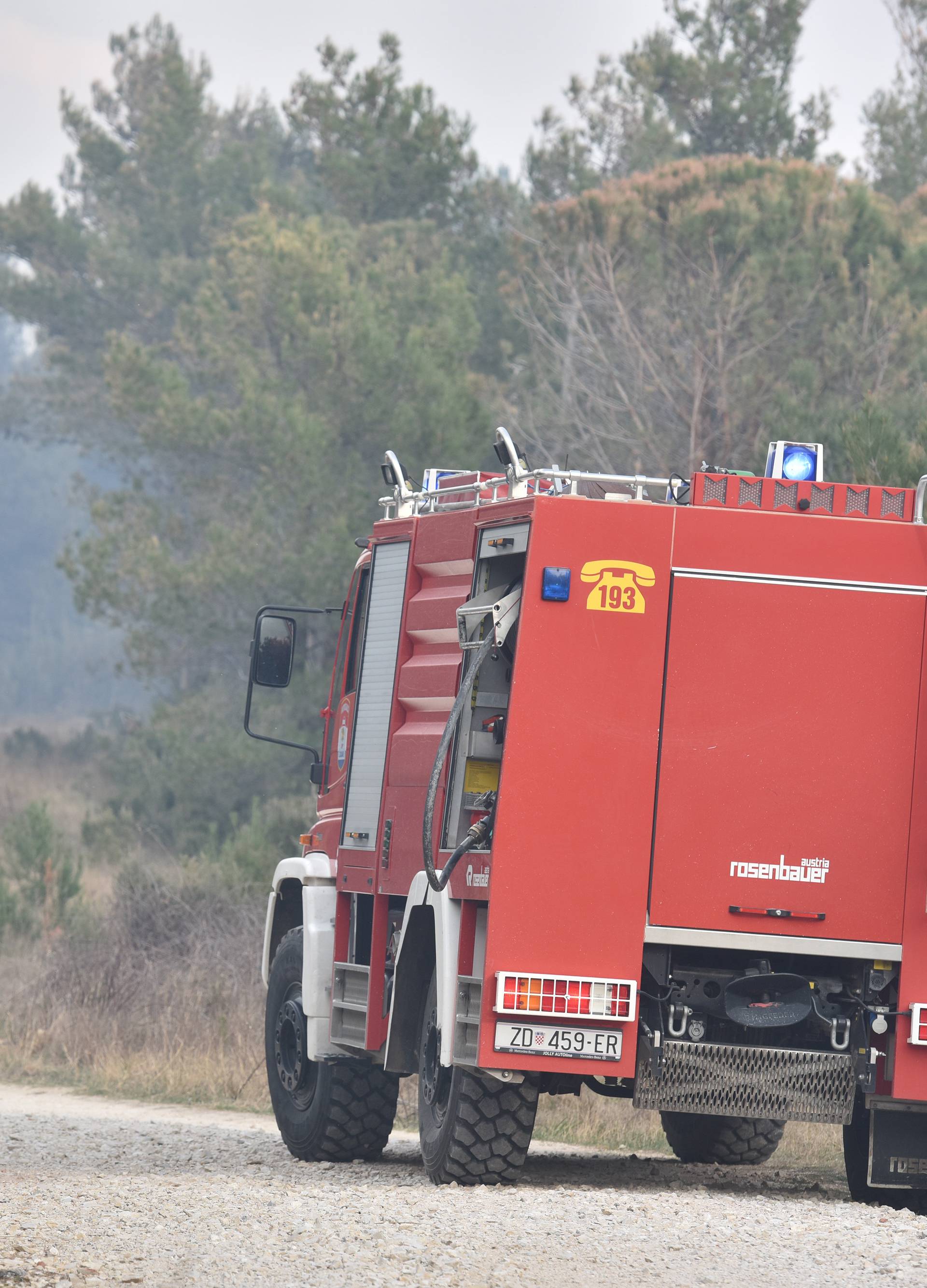 Gori Zadarska županija: Puše jak vjetar, vatra izvan kontrole