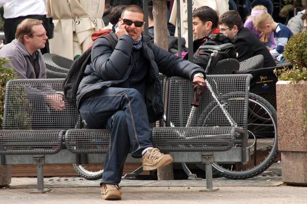 Zagreb: Glumac Damir Markovina odmorio na klupici pri?aju?i na mobitel