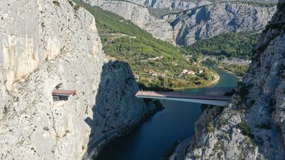 FOTO Razlika u visini nije greška: Uskoro će se spojiti krakovi mosta iznad Cetine