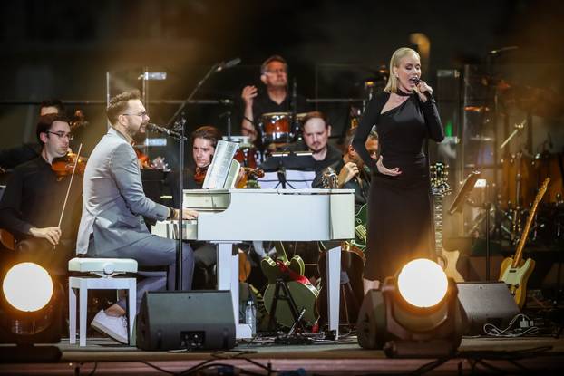 Vela Luka: Tisuće okupljenih na koncertu "Trag u beskraju" u čast Oliveru Dragojeviću