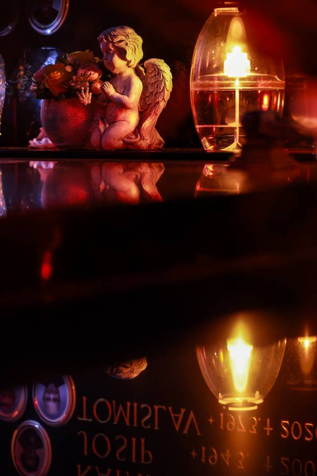 Zagreb: Trepet svijeća u sumrak na groblju Stenjevec na blagdan Svih svetih