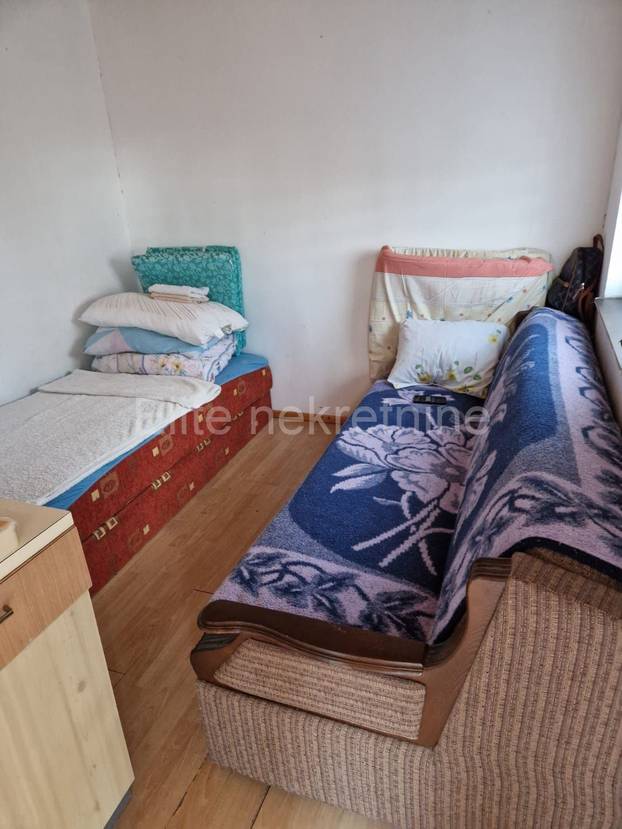 FOTO Netko prodaje ova 24m2 montažne kućice za 104.000 €! Nema struje, zid je za popravak