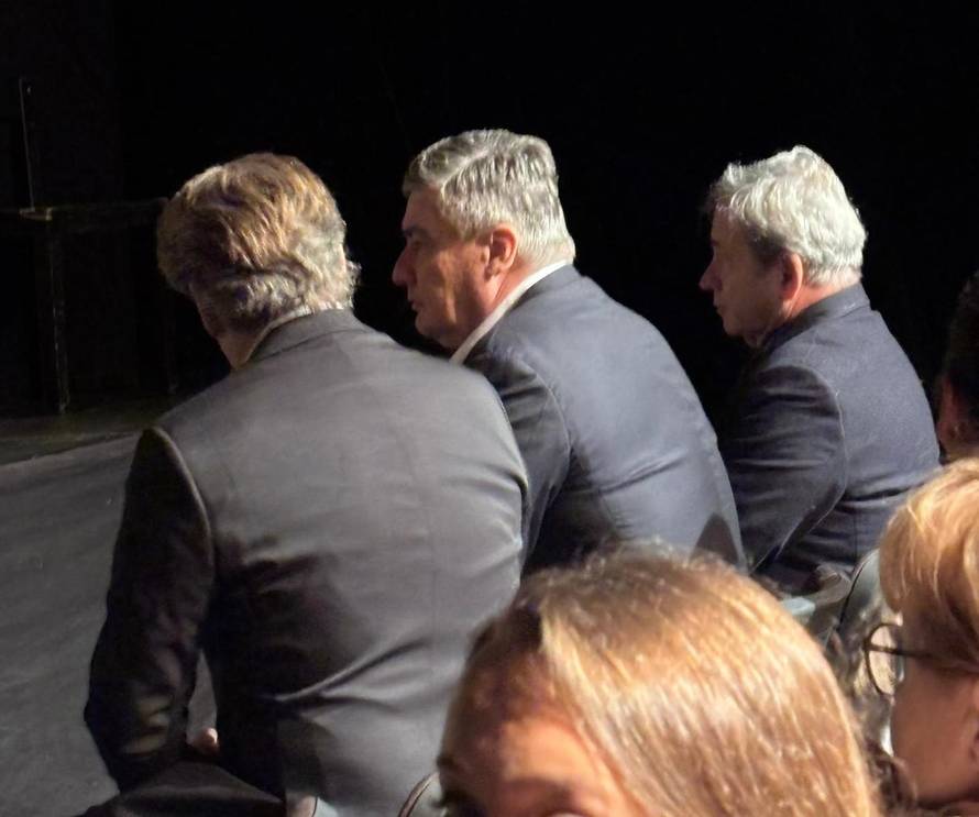 VIDEO Predsjednik se u prvom redu smijao do suza zbog 'Tere i Luce'. Poslao bukete s porukom