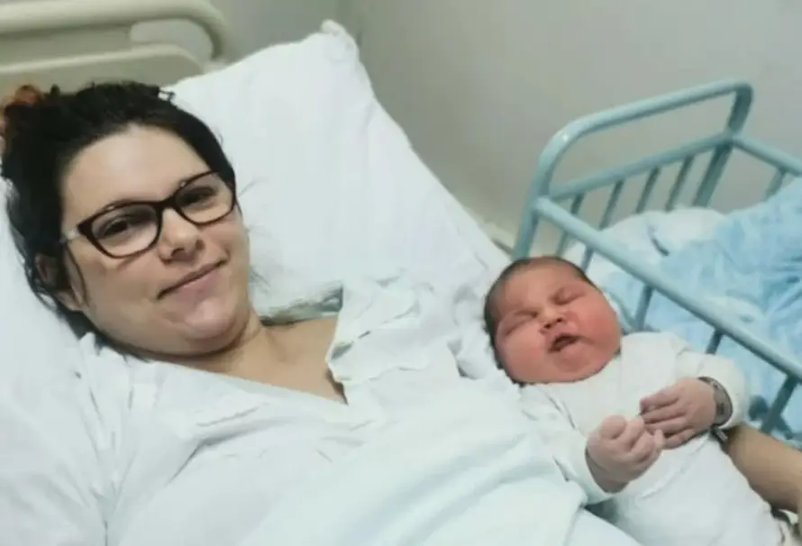 Najveća beba u regiji: Suzana je rodila dječaka teškog 6.4 kg!