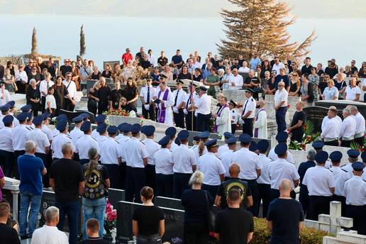 FOTO Posljednji ispra&cacute;aj za heroja Omi&scaron;a. Drago Lelas zadnju bitku imao je s vatrom