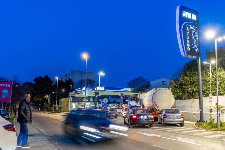 Pula: Automobili na benzinskim pumpama uoči sutrašnjeg poskupljenja benzina