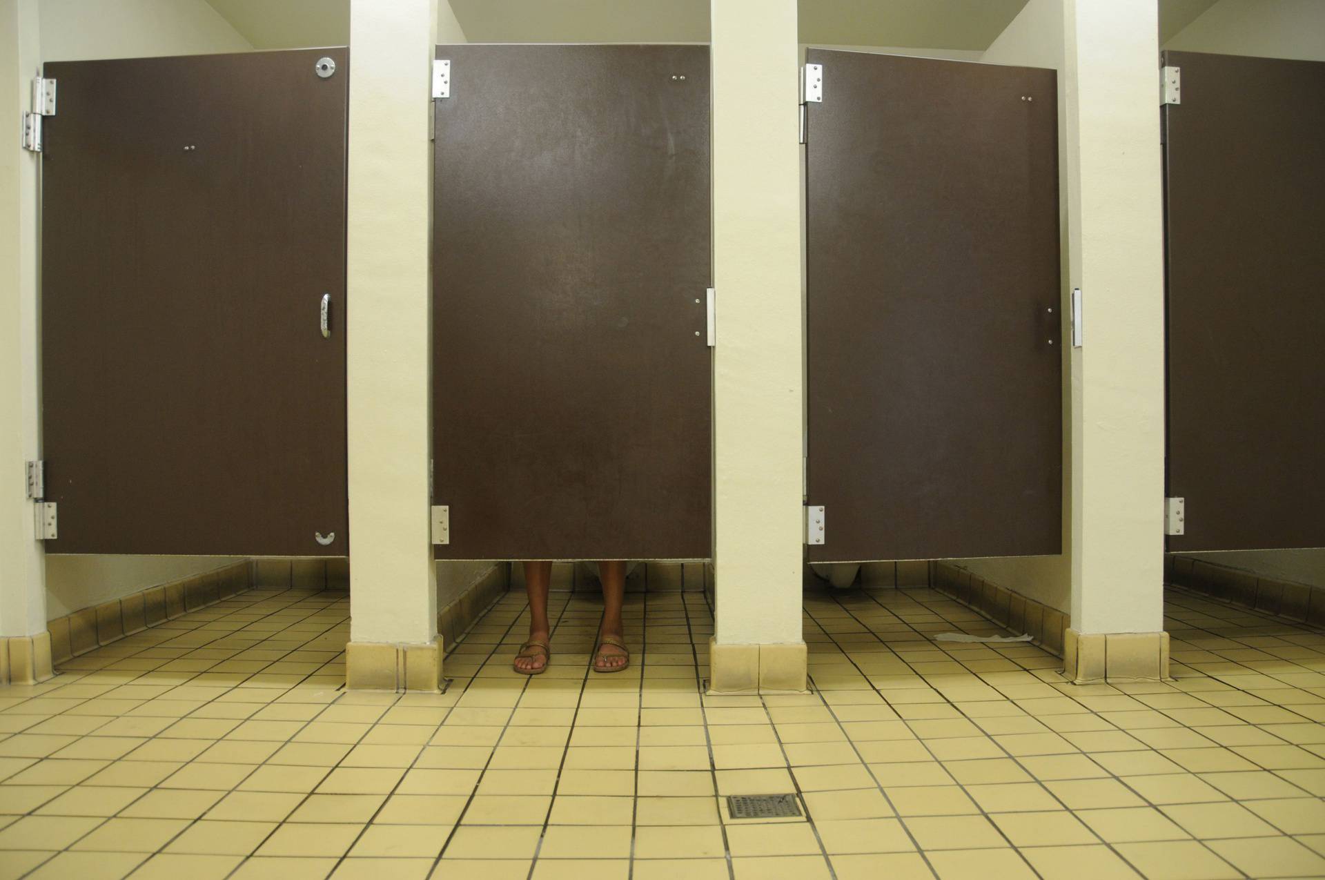 Znate li zašto većina vrata na javim WC-ima ne ide do poda?