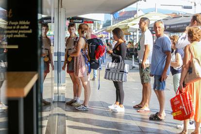 FOTO Pogledajte veliku gužvu pred pekarnicom u Zagrebu