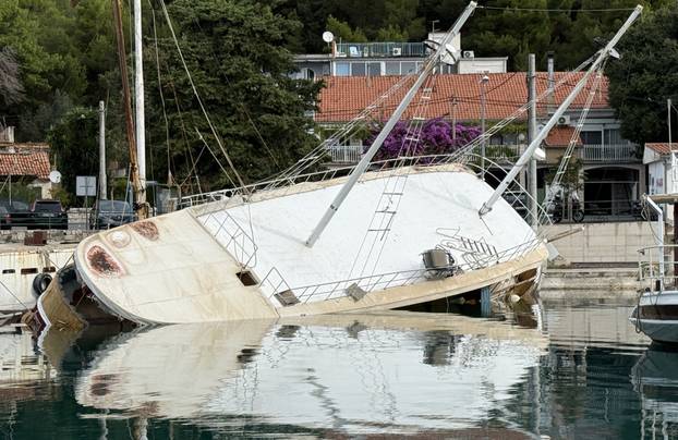 Potonuo brod Nerezine u Omišu