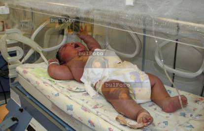 Gigantska beba: Bugarkinja je rodila sina teškog 7 kilograma