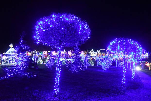 Grabovnica: Započela božićna čarolija svjetla obitelji Salaj