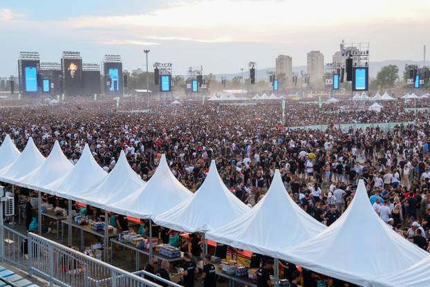 Zagreb: Obožavatelji zauzimaju mjesta unutar Hipodroma uoči početka koncerta