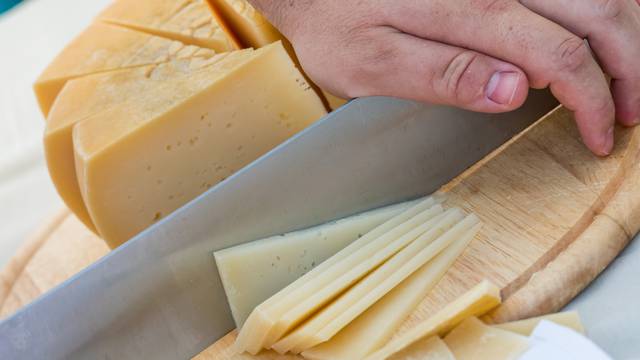 Krekeri i sir mogu biti korisni navečer, osobito ako radite