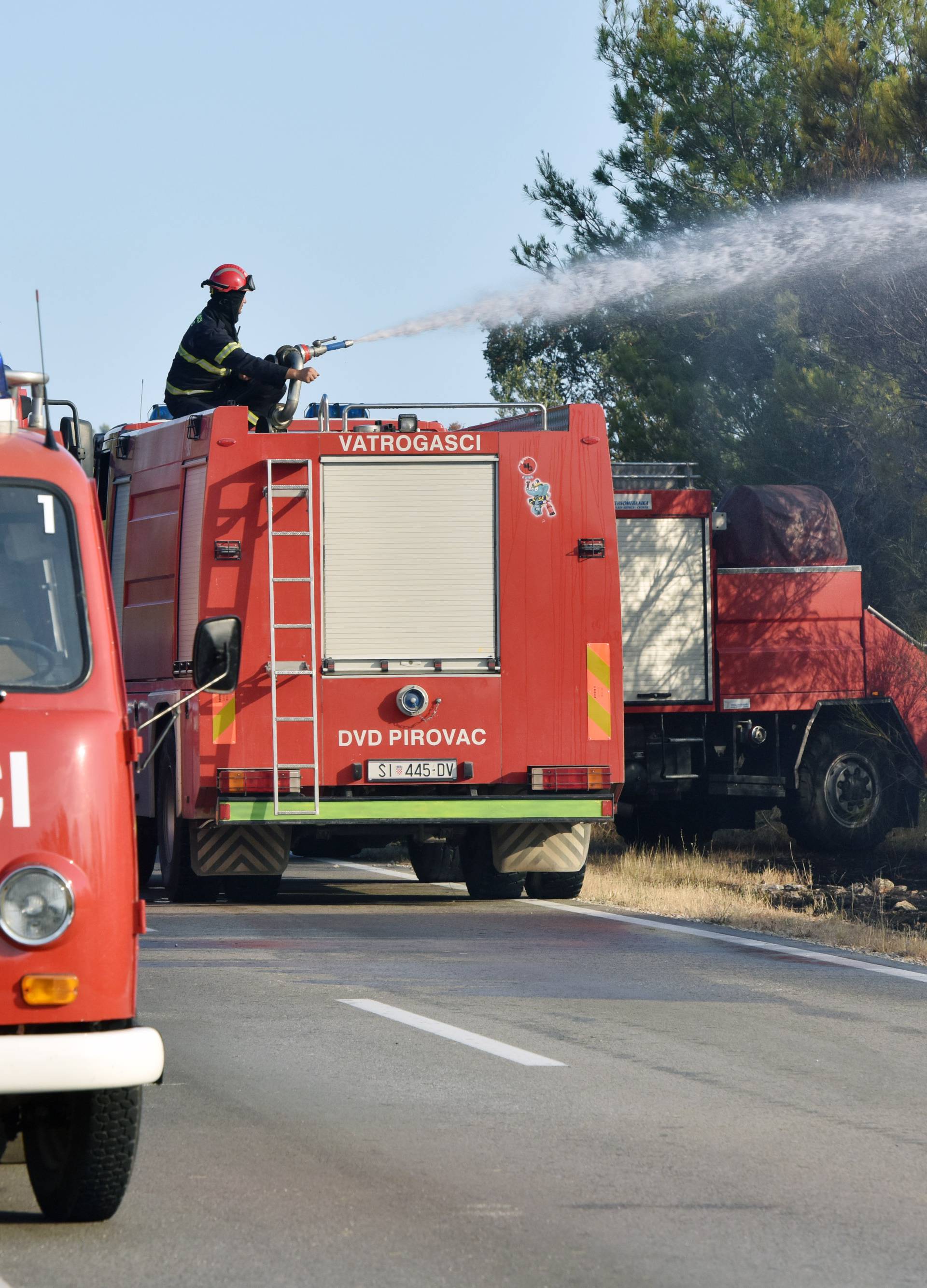 Lokaliziran požar kod Vodica, izgorjelo 4,5 hektara šume