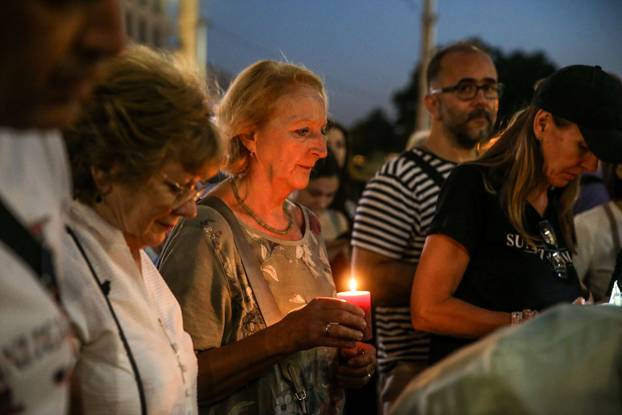 Građani Beograda odali počast Arsenu, Matiji i Gabi Novak