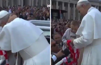 VIDEO Maleni Hrvat se probio do Pape i dao mu hrvatski šal