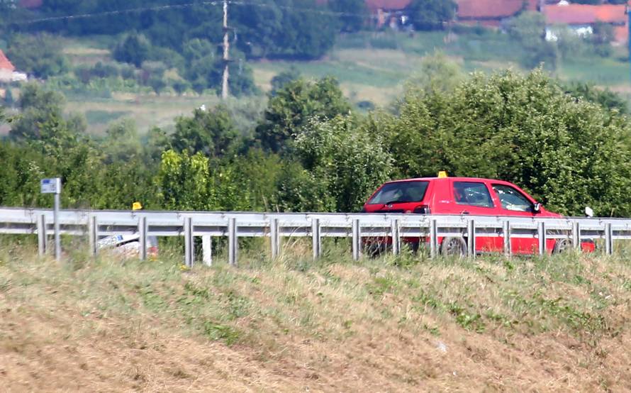 Sudarila se tri auta: Dvoje ljudi je ozlijeđeno, a jedan poginuo