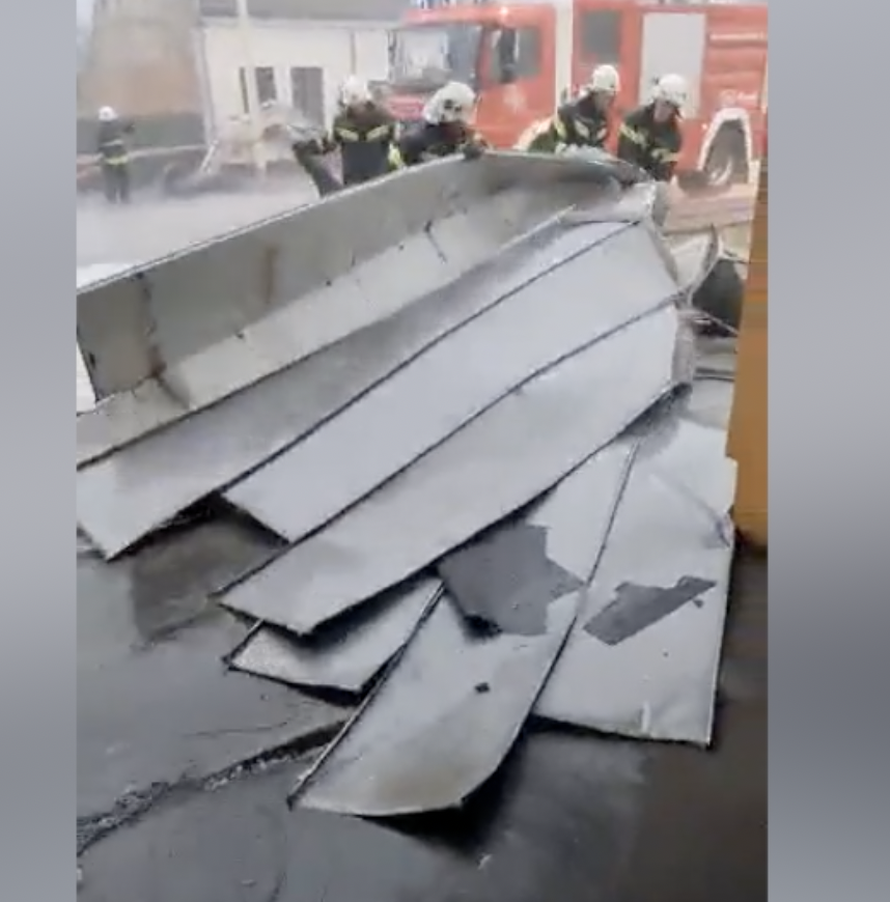 Jako nevrijeme u Osijeku: Jak vjetar odnio krov, poplavljene  ceste, tramvaji ne mogu voziti