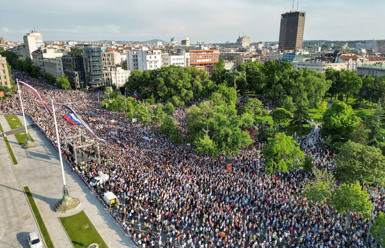 Peti prosvjed protiv nasilja u Beogradu: Deseci tisuća na ulicama, došli i brojni glumci