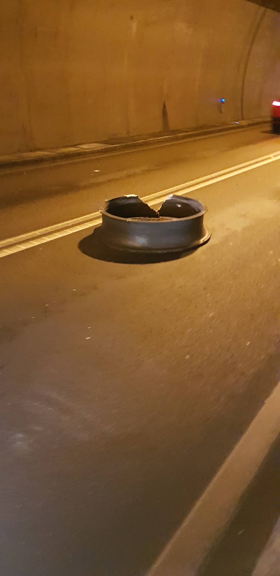 Šok u tunelu Učka: Otpao dio ventilacije, sudarila se dva auta