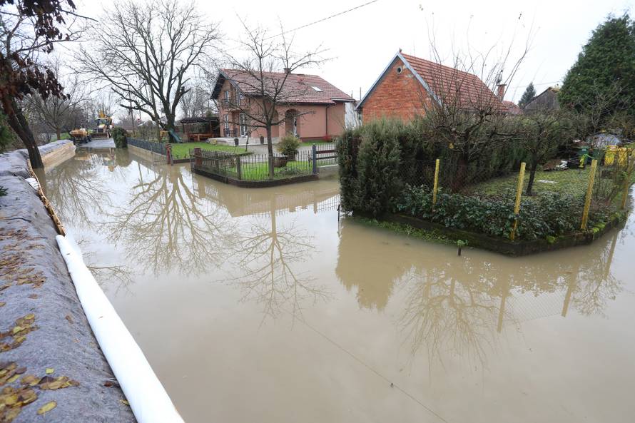 Poplavljeno je karlovačko naselje Brodarci, box barijere nisu izdržale
