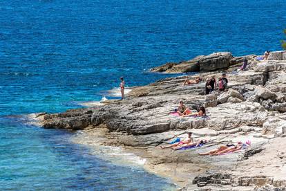 Pula: Tek malobrojni turisti uživali u kupanju i boravku uz more na prvi dan ljeta