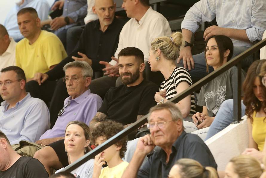 Split: Marko Livaja u društvu supruge na košarkaškoj utakmici Split  - Zadar