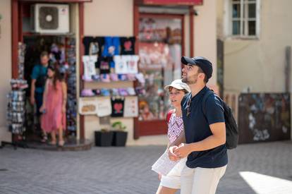 FOTO Zagreb pun turista, ne smetaju im ni paklene vrućine