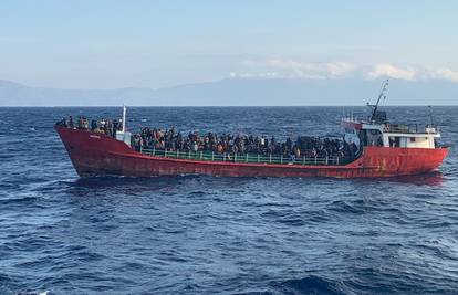 Brod s migrantima prevrnuo se u Egejskom moru: Grčka ih je spasila 29, za desecima tragaju