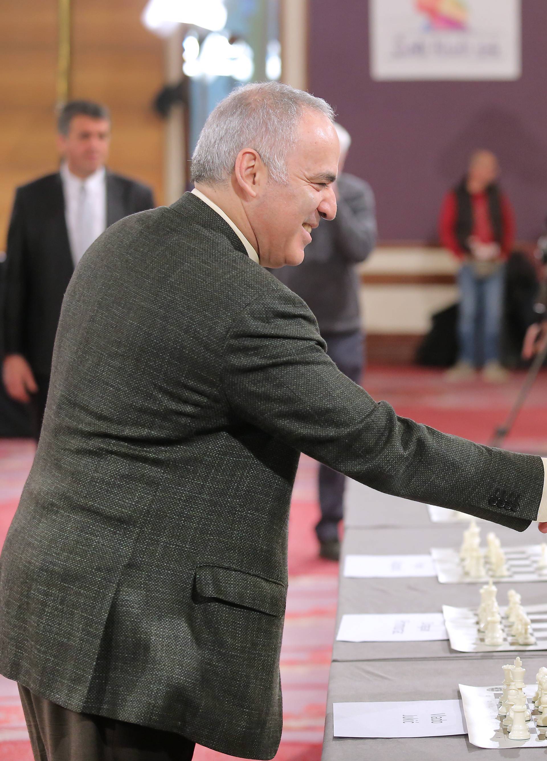 Zagreb: Garry Kasparov odigrao simultanku s poznatim osobama i Å¡ahistima