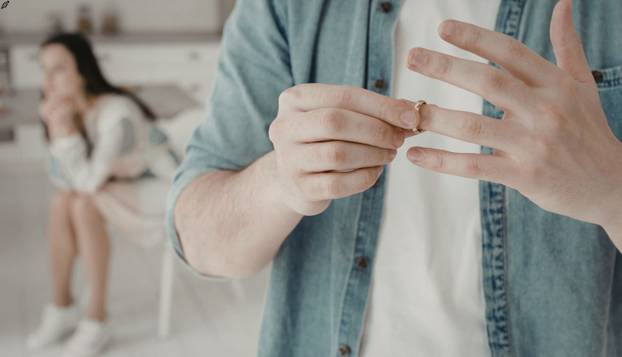 Žene dijele šokantna iskustva: 'Za Valentinovo mi je ponudio trojac! Pozvao je prijateljicu!'