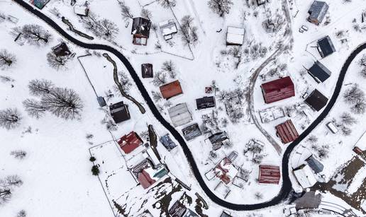 Pogled iz zraka na Bjela&scaron;nicu u potpunosti prekrivenu snijegom