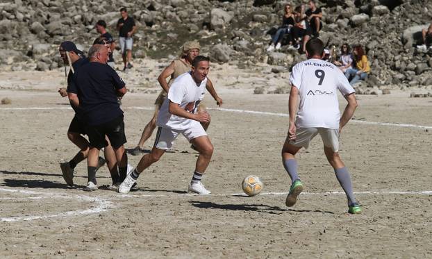 ARHIVA: Utakmica na dnu isušenog Modrog jezera koje danas doseže rekordan vodostaj