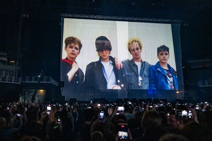 Plavi orkestar u Areni Zagreb je pokazao svu moć glazbe: Mlado i staro pjevalo uglas kao jedno!