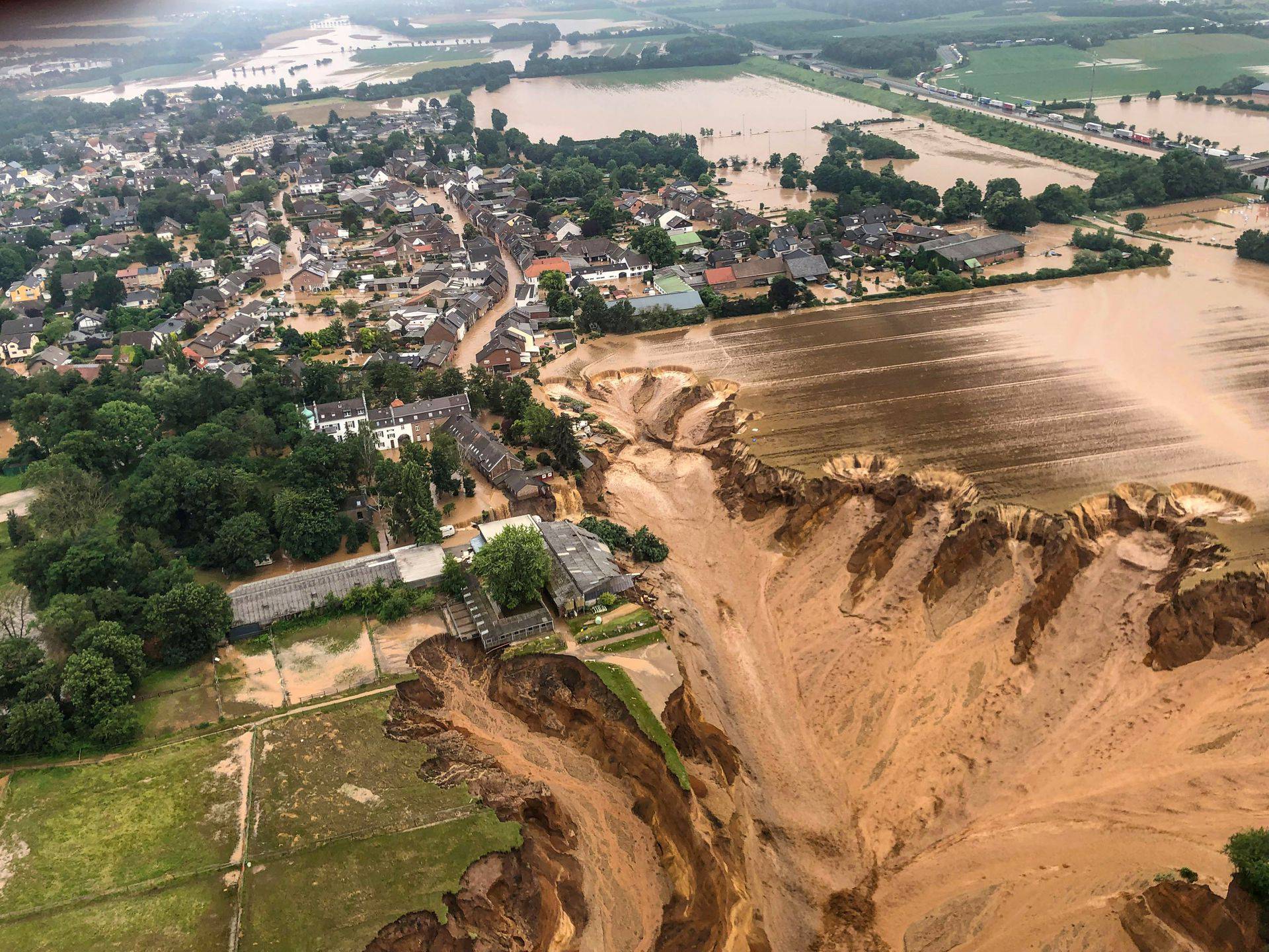 Dramatične fotografije iz zraka koje pokazuju razmjere poplava