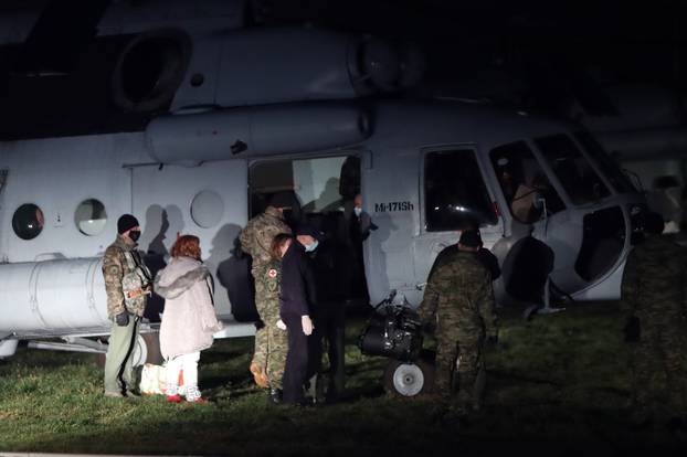 Halikopterom iz Petrinje prema Zagrebu evakuirani štićenici domova za starije