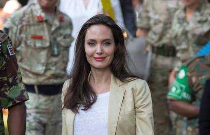 Angelina  u humanitarnoj misiji pokazala sasvim novi izgled