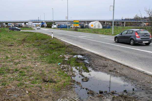 FOTO Tužni prizori u Sl. Brodu: Na mjestu gdje je poginulo dijete gori bijeli lampion...