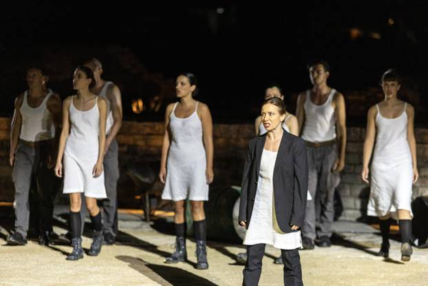 Pula: U Malom rimskom kazalištu odigrana je predstava "Antigona - 2000 godina kasnije"