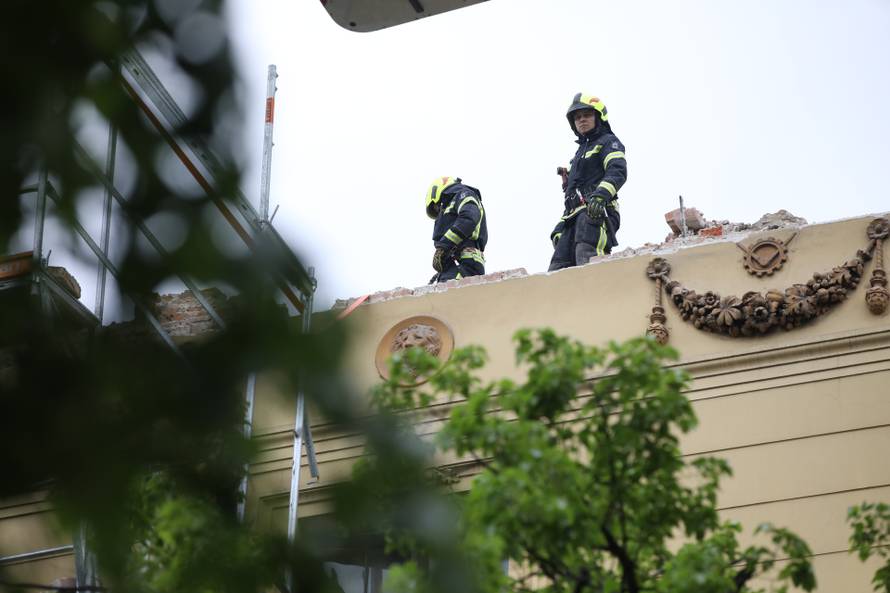 Zagreb: Skela i dio zgrade urušili se na automobile u Klaićevoj ulici