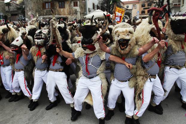 Rijeka: Doček Halubajskih zvončara u centru grada