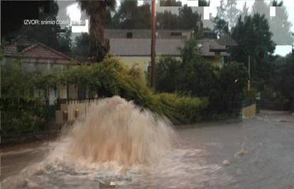 Kiša potopila Pulu i Zadar! Ulice poplavljene, promet otežan