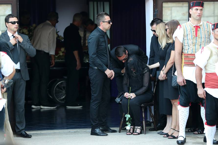 Tisuće ljudi na sprovodu: Oliver je pokopan uz bakljadu Torcide