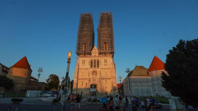 Zagreb: Hrvatska zastava na skelama zagrebačke katedrale