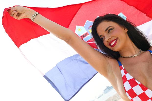 ARHIVA - Ivana Knoll pozirala u kockastom kupaćem kostimu na plaži Ras Abu Aboud