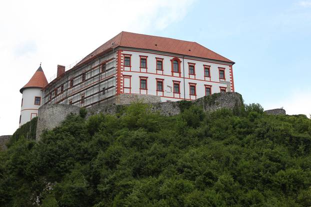 Ozalj: Stari grad, iznad rijeke Kupe